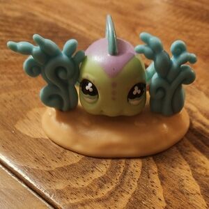 2007 Littlest Pet Shop Green And Purple Fish With Seaweed Base LPS Hasbro #514
